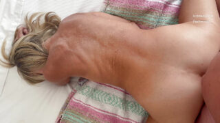 金发大胸熟女被弟弟猛操屁股，最后达到高潮