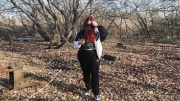 Un desconocido me folla en el bosque y se corre en mi cara