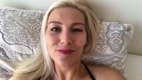 Gaming MILF lets herself get fucked during a round, cum on face and keeps gaming