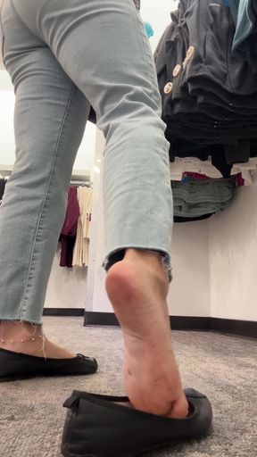 Dirty feet enthusiast gets serviced
