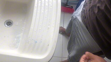 Hetero flexible es deslechado por su primo mientras lava sus ropa interiorporno latino en español
