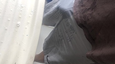 Hetero flexible es deslechado por su primo mientras lava sus ropa interiorporno latino en español
