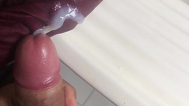 Hetero flexible es deslechado por su primo mientras lava sus ropa interiorporno latino en español