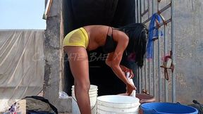 Solo babe shakes her juicy booty for teenage boys