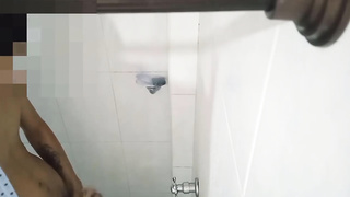 I record my mate while he takes a bathtub - chapter 1