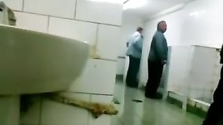 Oudere fellow laat zich aftrekken en pijpen in openbaar rest room