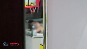deixei o corno de castigo so espiando do lado de fora enquanto ele me come na banheira