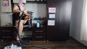 An amateur cleans the house naked, vacuum cleaner.