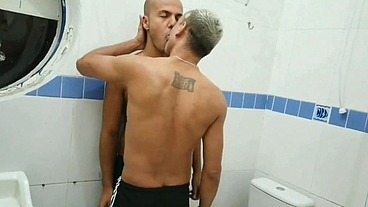 Kadu Ventrí e Petrick Garcia em um sexo bareback quente no banheiro