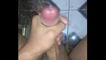 Punheta no banheiro