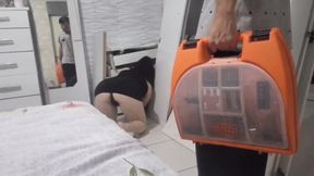 Mujer casada cachonda seduce al instalador con un vestido corto