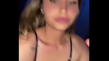 influencer se corre con un juguete en su co&ntilde_ito