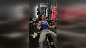 Oops at the Gym: Barely Legal Accidentally Exposing Girl's Pussy During Workout!