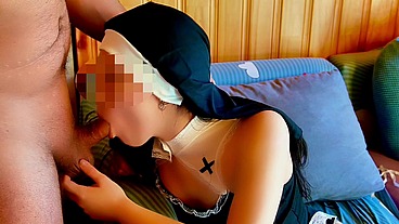 Monja mamadora es follada en sexo anal y le tiran la leche en los pies
