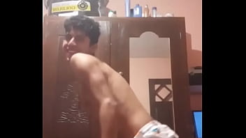 Sobrino cachondo manda video sexual a su t&iacute_o en busca de un gran pollon