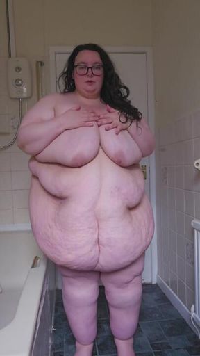 SSBBW BATHROOM CATWALK SEXY BODY EXPLORATION