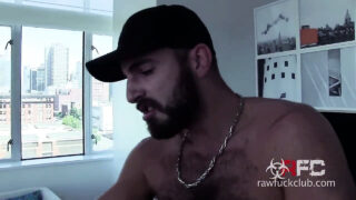 Ragazzi sexy scopati senza sosta in un enorme gangbang anale