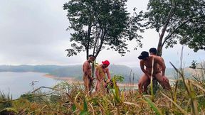 perdidos pelados e safados numa orgia no acampamento.