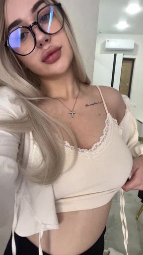 Hottie model showcases her onlyfans content