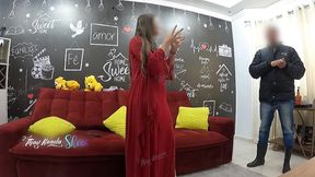 recebi o entregador so de camisolinha e nao resisti, fodi com ele no sofa de casa
