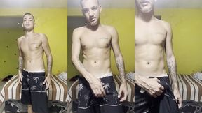 novinho dotado de pau duro no short tactel falando muita putaria e gozando
