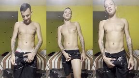 novinho dotado de pau duro no short tactel falando muita putaria e gozando