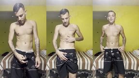 novinho dotado de pau duro no short tactel falando muita putaria e gozando