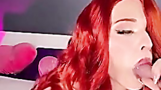 Amouranth Jessica Rabbit with a customer (Evelyn Carson)