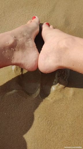 It's Cold Winter There Somewhere, but I'm Enjoying the Warm Sea Here 🏖️👣🌊