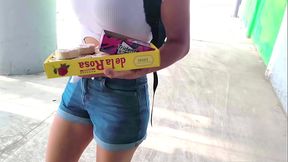 &iexcl_Peque&ntilde_a Vendedora Ambulante Termina en un Hotel con un Desconocido! C&aacute_mara Oculta [Completo]