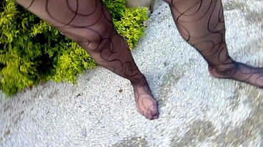 Sexy Strumpfhose im Garten
