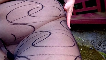 Sexy Strumpfhose im Garten