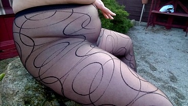 Sexy Strumpfhose im Garten