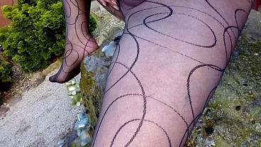 Sexy Strumpfhose im Garten