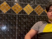 Joven tonto masturbándosela en un baño completo🔥