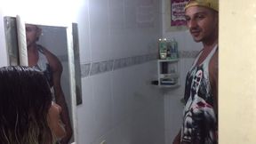 fa segue ex bbb ate o banheiro e paga um boquete pra ele no banheiro publico masculino