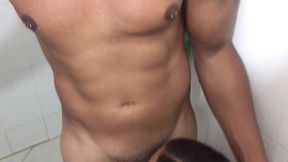 fa segue ex bbb ate o banheiro e paga um boquete pra ele no banheiro publico masculino