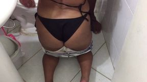 fa segue ex bbb ate o banheiro e paga um boquete pra ele no banheiro publico masculino