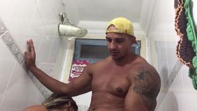 fa segue ex bbb ate o banheiro e paga um boquete pra ele no banheiro publico masculino