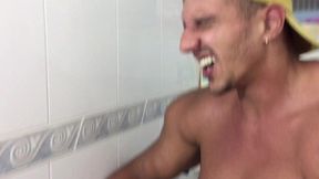fa segue ex bbb ate o banheiro e paga um boquete pra ele no banheiro publico masculino