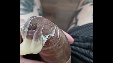 EU BATI PUNHETA ESCONDIDO E ENCHI UMA CAMISINHA DE SEMEN