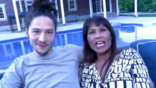 Gepiercete rijpe Aziatische MILF krijgt anaal een flinke beurt van Connor Kennedy in de buitenlucht.