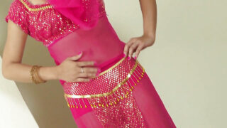 セクシーな美女が、きついお尻の奥深くまで受け入れる