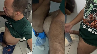Ele entrou no banheiro e falou que queria ser mamado, fiquei de joelhos e logo ele pediu meu cu, me dá seu cuzinho, dei, ele gozou e foi embora.