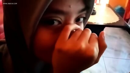 hijab dipaksa nyepong kontol om