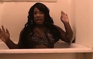 Butty chocolate bitch sets in a bath