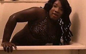 Butty chocolate bitch sets in a bath