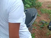 A la hermanastra colegiala le doy por su coño estrecho sin condon en la selva