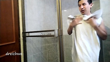 Mi papá deja que entre al baño a verme desnudo