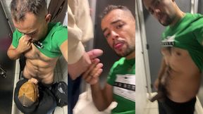 no banheirao com pedreiro aliviando antes ir ao trabalho.